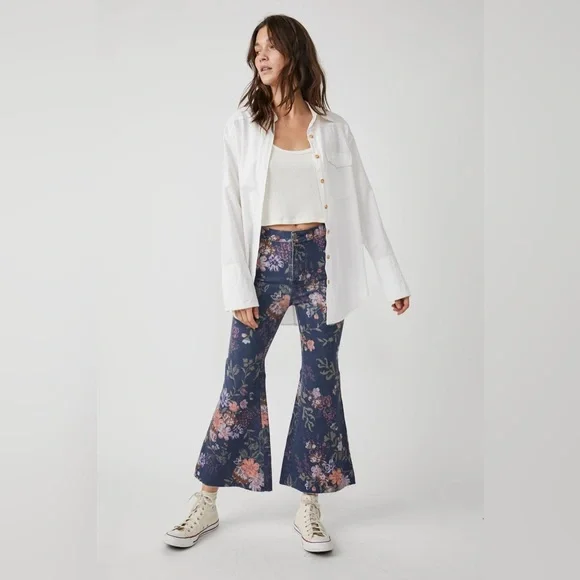 šLAST ONE! FREE PEOPLE Youthquake Printed Crop Flare Jeans Navy Combo - Picture 2 of 14